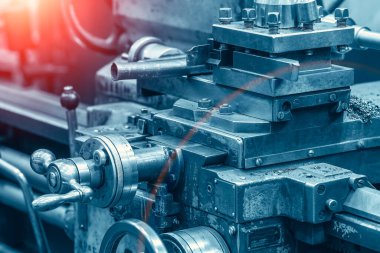 Endüstriyel otomotiv kesme makinesi, soyut mavi sanayi metalcilik arka planı