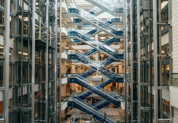 Voronezh, Rusia - Junio 2021: Gran centro comercial con escaleras mecánicas y ascensores — Foto de Stock