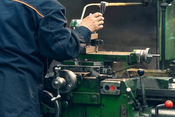 Metal ürünleri kesmek ve öğütmek için makine aracı, fabrikada metal iş ekipmanları