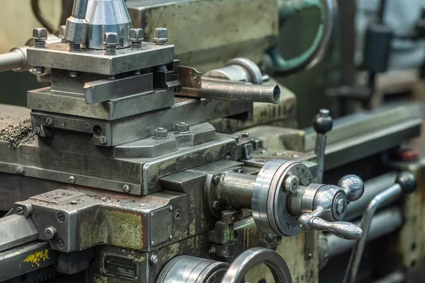 Gereedschapswerktuig voor het snijden en slijpen van metaalproducten, metaalbewerkingsapparatuur in de fabriek — Stockfoto