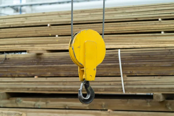 Crochet de grue à poutres suspendues dans l'entrepôt d'usine, gros plan — Photo