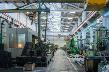 Metal fabrikası. Metal işleme için atölye aletleri. Ağır sanayi