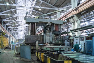 Metal fabrikası. Metal işleme için atölye aletleri. Ağır sanayi