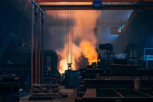 Fábrica de producción metalúrgica, interior del taller de fundición, humo brillante del alto horno, industria pesada siderúrgica — Foto de Stock