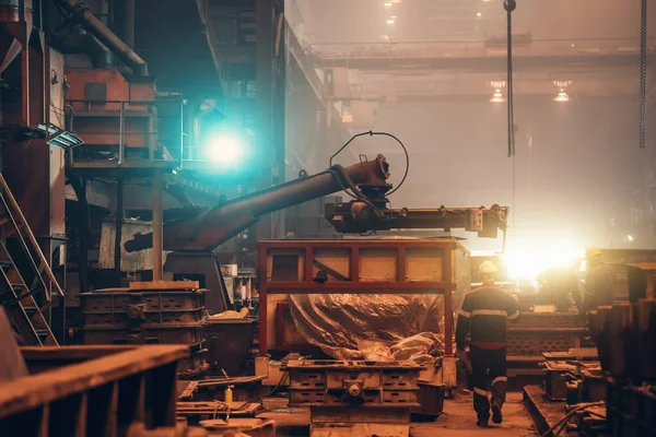 Hintergrund der Schwerindustrie. Metallurgische Produktion. Werkzeugmaschinen und Arbeiter — Stockfoto