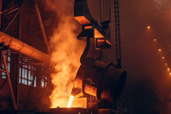 Gieterij. Metalen gietproces. Gesmolten ijzer gieten met vonken en rook in metallurgische fabriek — Stockfoto