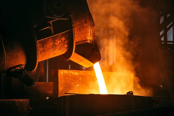 Gießerei. Metallgussprozess. Eisenschmelze mit Funken und Rauch in Hüttenwerk — Stockfoto