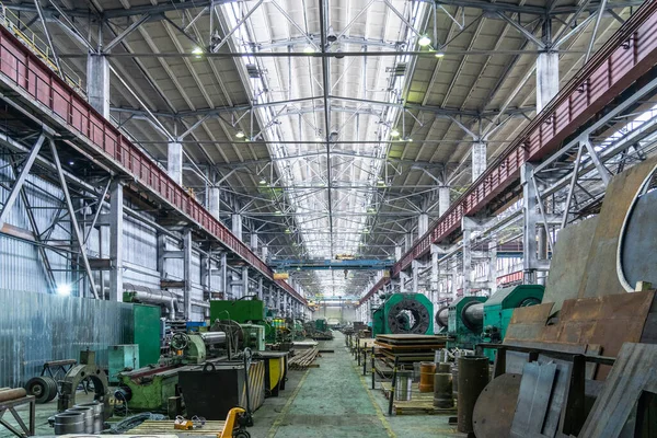 Industrial interior of metalworking factory. Workshop with many machine tools for metal processing, grinding, drilling and cutting. Heavy industry — Stock Photo, Image