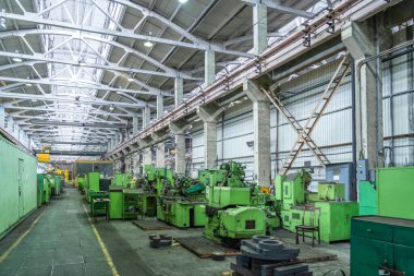 Büyük bir fabrika atölyesinde metal işçiliği için birçok makine aleti var. Ağır endüstri. Endüstriyel iç
