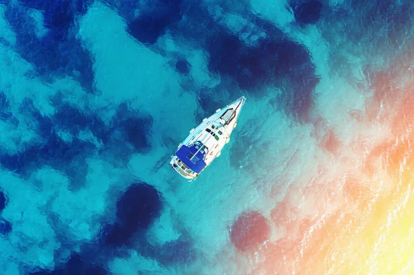 Aerial top view boat or yacht in sea. Summer seascape and luxury vacation — Stock Photo, Image