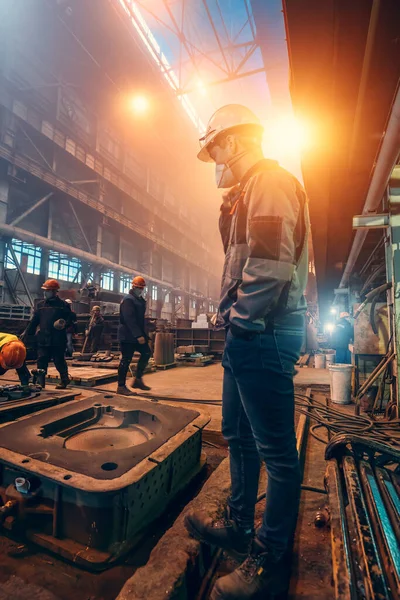 Pekerja berseragam, helm dan masker wajah pelindung di toko pabrik metalurgi. Produksi baja — Stok Foto