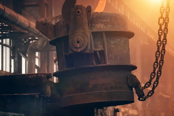 Velká železná naběračka s roztaveným kovem ve slévárně — Stock fotografie