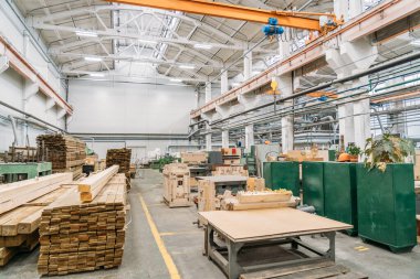 İçerideki fabrika atölyesi, marangozluk fabrikasındaki tahta yığını.