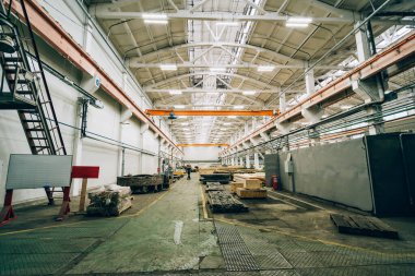 İçerideki fabrika atölyesi, çelik makineleri, endüstriyel iç mimari