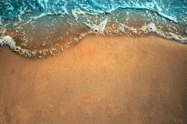 하얀 거품 이 위에 보이는 모래사장에 파도가 치고 있다. 문자를 위한 복사 공간 이 있는 여름 방학 컨셉 — 스톡 사진