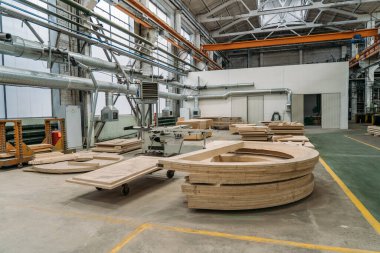 Sanayi fabrikasının ahşap atölyesinde döküm kalıpları oluşturmak için tahta kurusıkı.