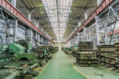 Büyük atölyedeki metal işleme aletleri. Ağır endüstri. Metalürjik bitki. Endüstriyel iç