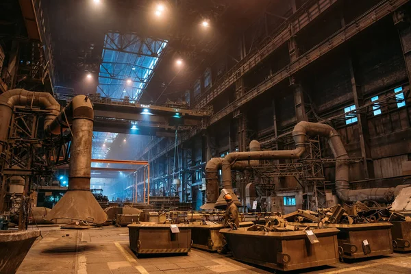 Grote hangar of magazijn van Metallurgical Plant, donker industrieel fabrieksinterieur, zware industrie — Stockfoto