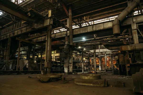 Metallurgisk anläggning eller fabrik inomhus, mörk industriell interiör — Stockfoto