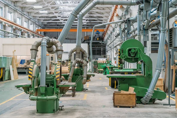 Máquinas industriais para processamento de madeira em oficina de fábrica de madeira para fazer moldes de madeira — Fotografia de Stock