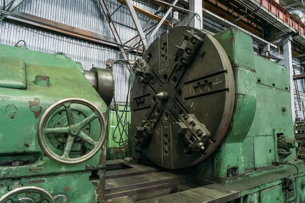 Máquina de torno na linha de produção de fábrica de tubos, indústria pesada de metalurgia — Fotografia de Stock