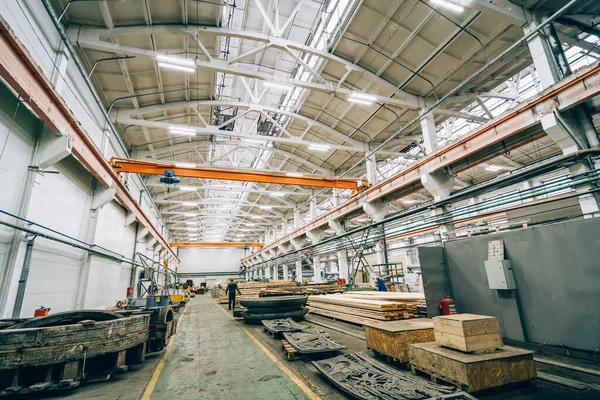 Gran almacén industrial o taller en fábrica moderna. Taller interior madera — Foto de Stock