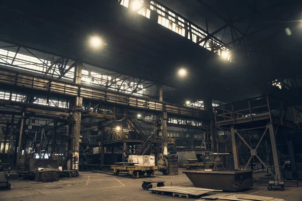 Industrieel gebouw binnen. Binnenkant van de metallurgische installatie. Grote donkere fabriek workshop — Stockfoto