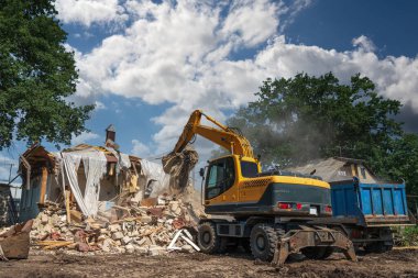 Hidrolik Kazıcı Evi Kırdı. Yeni İnşaat için İnşaat Yıkım veya Yıkım