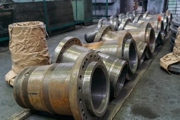 Produk baja di pabrik pengolahan logam atau pabrik ditutup, pengolahan logam dan baja di industri berat — Stok Foto