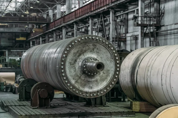 Tubo de aço ou produto da peça da maquinaria da tubulação manufaturado na fábrica da metalurgia, processamento de aço na indústria pesada — Fotografia de Stock