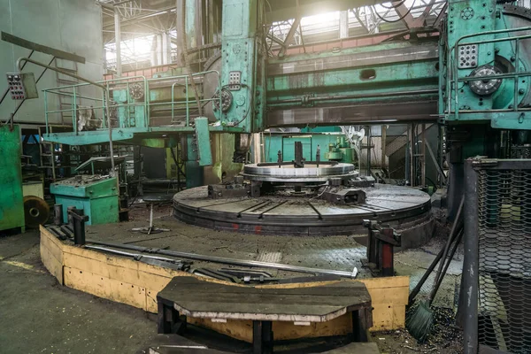 Máquina rotativa de torneamento e fresagem para processamento de produtos metálicos em instalações metalúrgicas — Fotografia de Stock