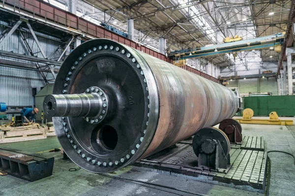 Tubo de aço ou produto da peça da maquinaria da tubulação manufaturado na fábrica da metalurgia, processamento de aço na indústria pesada — Fotografia de Stock