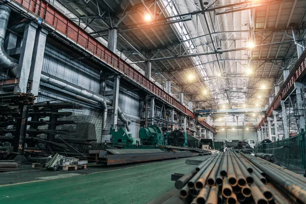 Taller interior de fábrica con máquinas, tornos industriales y tubos de acero para procesar la producción de metal — Foto de Stock