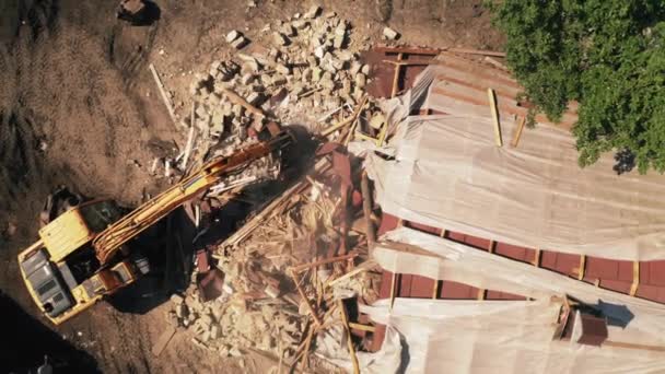 Escavadeira hidráulica quebra casa. Demolição ou Destruição de Edifícios para Nova Construção, vista aérea superior — Vídeo de Stock