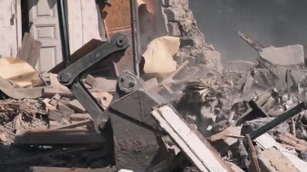 Escavadeira balde carrega lixo e detritos de construção destruída em caminhão de perto — Vídeo de Stock