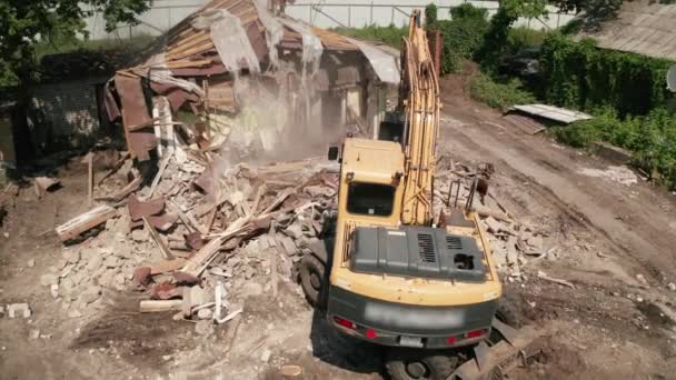 Demolizione di costruzione di case per nuova costruzione con benna escavatore, vista aerea. Sviluppo urbano — Video Stock