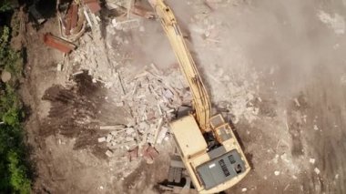 Hidrolik Kazıcı Evi Kırdı. Yeni Yapı Yıkım veya Yıkım Yapımı, havadan üst görünüm