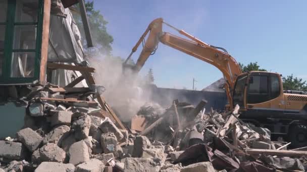 Graafemmer laadt afval en puin van vernield gebouw in vrachtwagen. Sloop van het huis — Stockvideo