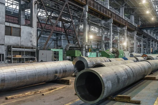 Tubos de aço para processamento em oficina de produção de metal, planta metalúrgica, metalurgia da indústria pesada — Fotografia de Stock
