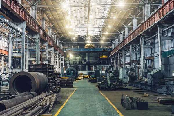 Fábrica de metal con máquinas, tornos y tubos de acero para el procesamiento de la producción de metal, interior industrial — Foto de Stock