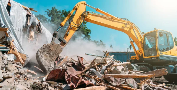 Pembongkaran bangunan. Excavator merusak rumah tua. Membebaskan ruang untuk pembangunan gedung baru — Stok Foto