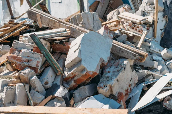 무너진 건물의 잔해입니다. 파괴된 콘크리트 건물 파편. 파괴된 집 — 스톡 사진