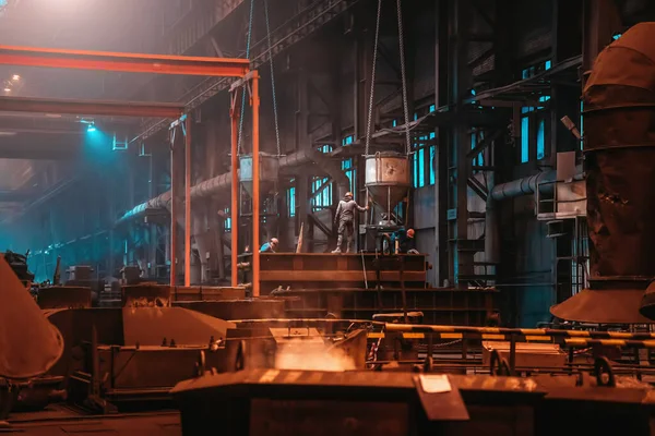 Bengkel pengecoran. Pabrik Metalurgi dengan pekerja tak dikenal. Latar belakang industri berat — Stok Foto