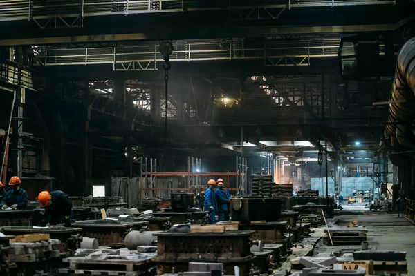 Interno industriale, grande laboratorio di hangar in fonderia metallurgica. Contesto industriale pesante — Foto Stock