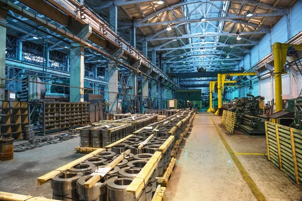 Oficina com produtos metálicos acabados em planta metalúrgica, lote de produtos acabados aguardando controle de qualidade — Fotografia de Stock