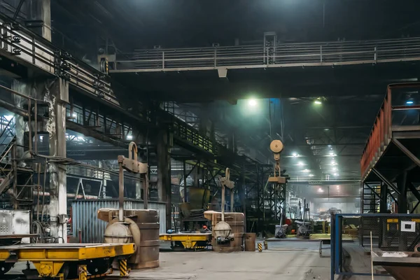 Interno industriale, grande laboratorio di hangar in fonderia metallurgica. Contesto industriale pesante — Foto Stock