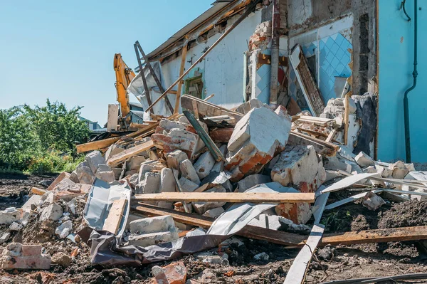 Pilha de parede de tijolo de concreto do edifício demolido. Destruição doméstica — Fotografia de Stock