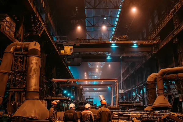 Gieterij werkplaats. Metallurgische fabriek met onherkenbare arbeiders. Achtergrond zware industrie — Stockfoto