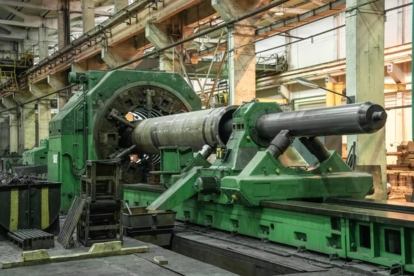 Lathe machine for processing metal production in metalwork factory — Stock Photo, Image