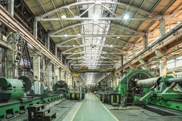 Fábrica de metalurgia com máquinas e tornos para processamento de produção de metal, interior industrial — Fotografia de Stock